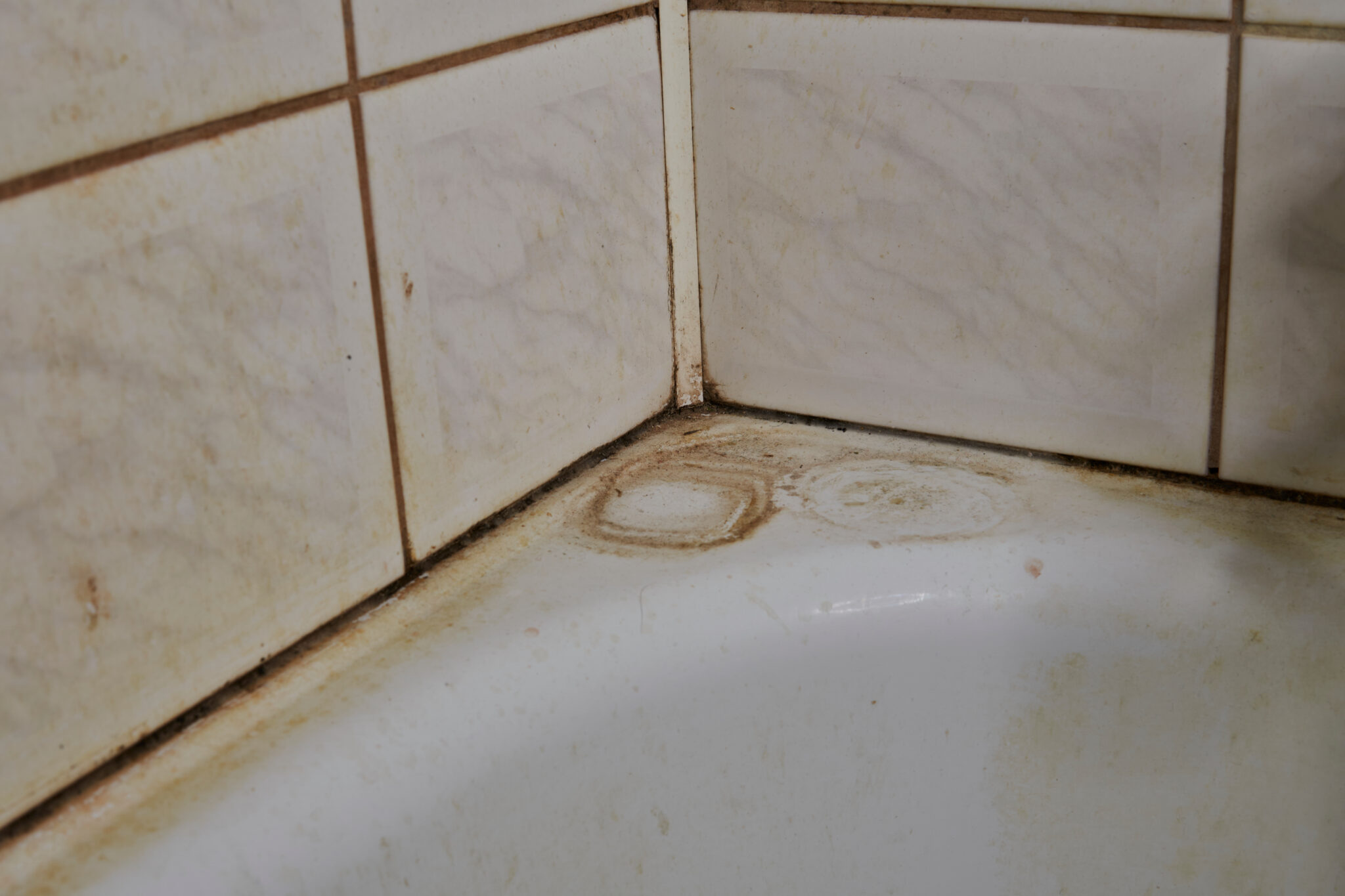 how to remove rust from tiles